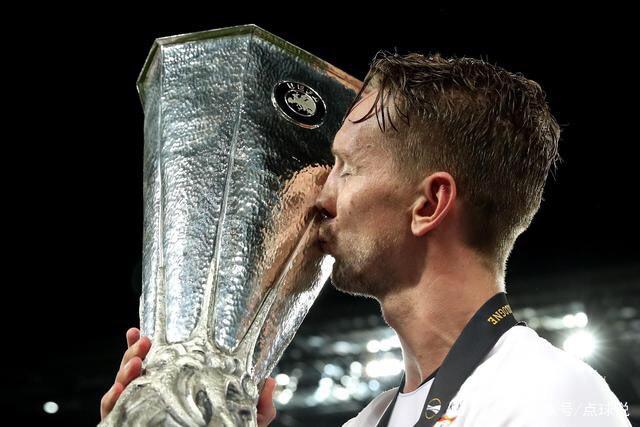 欧联杯室外气温-1℃ 曼联队长B费脱外套给球童